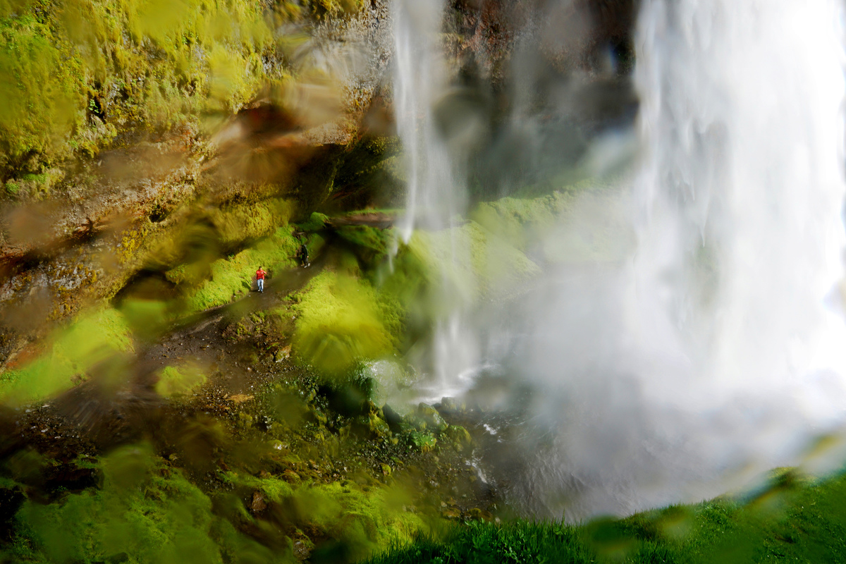 Під водоспадом