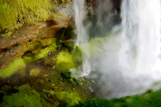 Під водоспадом