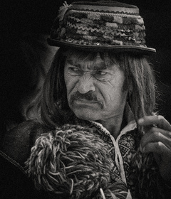 Він знає ким він є