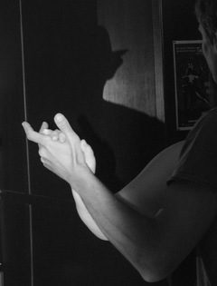 Следящий из темноты