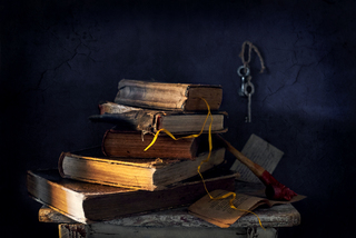 Натюрморт с желтой лентой