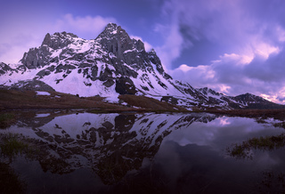 Сутінки на гірському озері