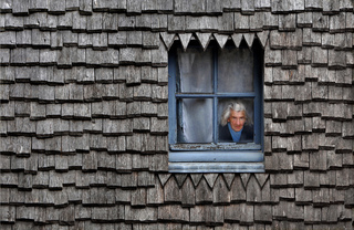 Vrouwtje achter raam