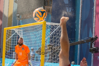 Футбол играют ногами