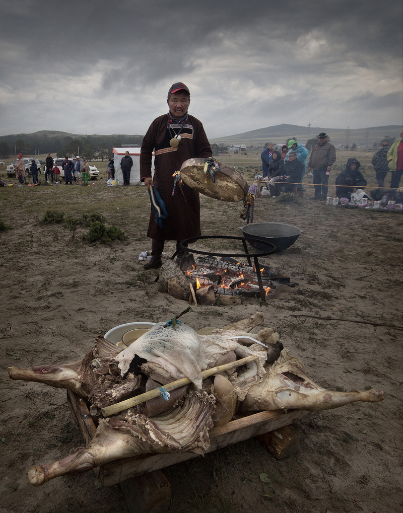 Шаман и жертвенный баран