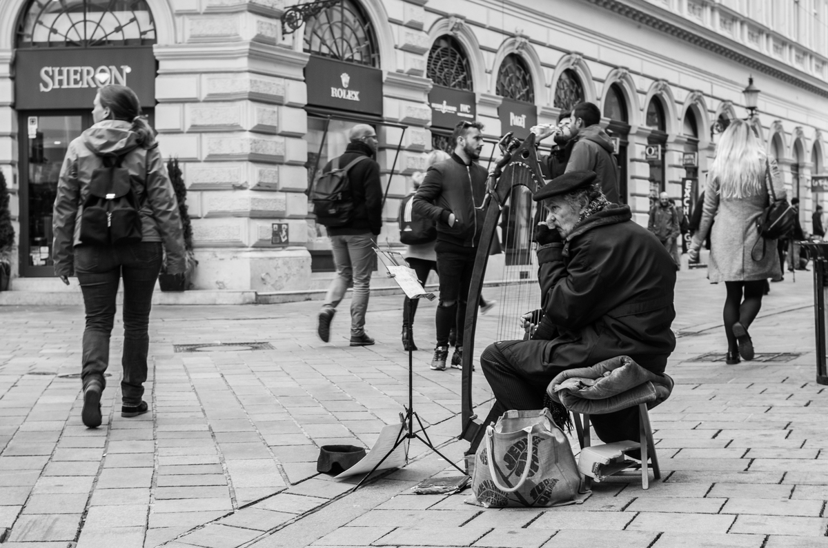 busker.