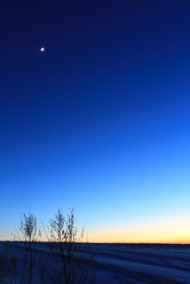 під місяцем