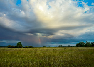 Тучі спіраль і веселка по небу плили
