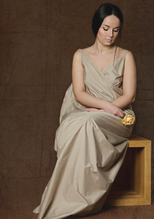 Дівчина з квіткою