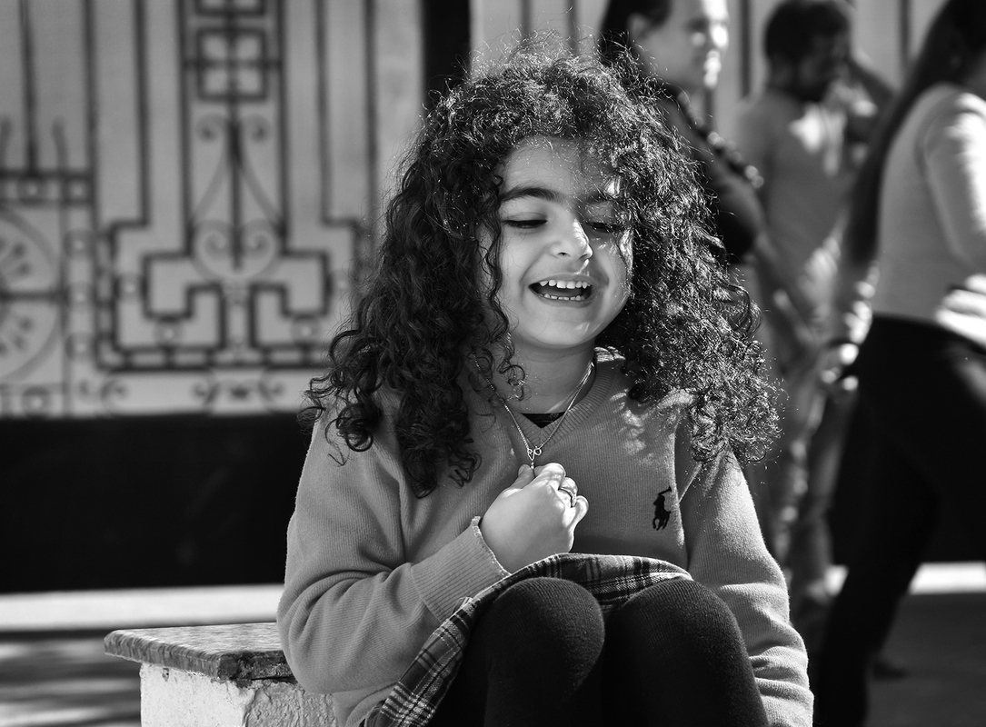 А от яка я  чорнява, кучерява!