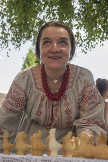 Продавчиня свистунців (Опішня, фестиваль кераміки, 2017)