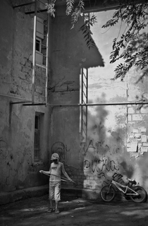 У тіні сплячого будинку