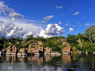 Світлії обріїї ген-ген за хмарами