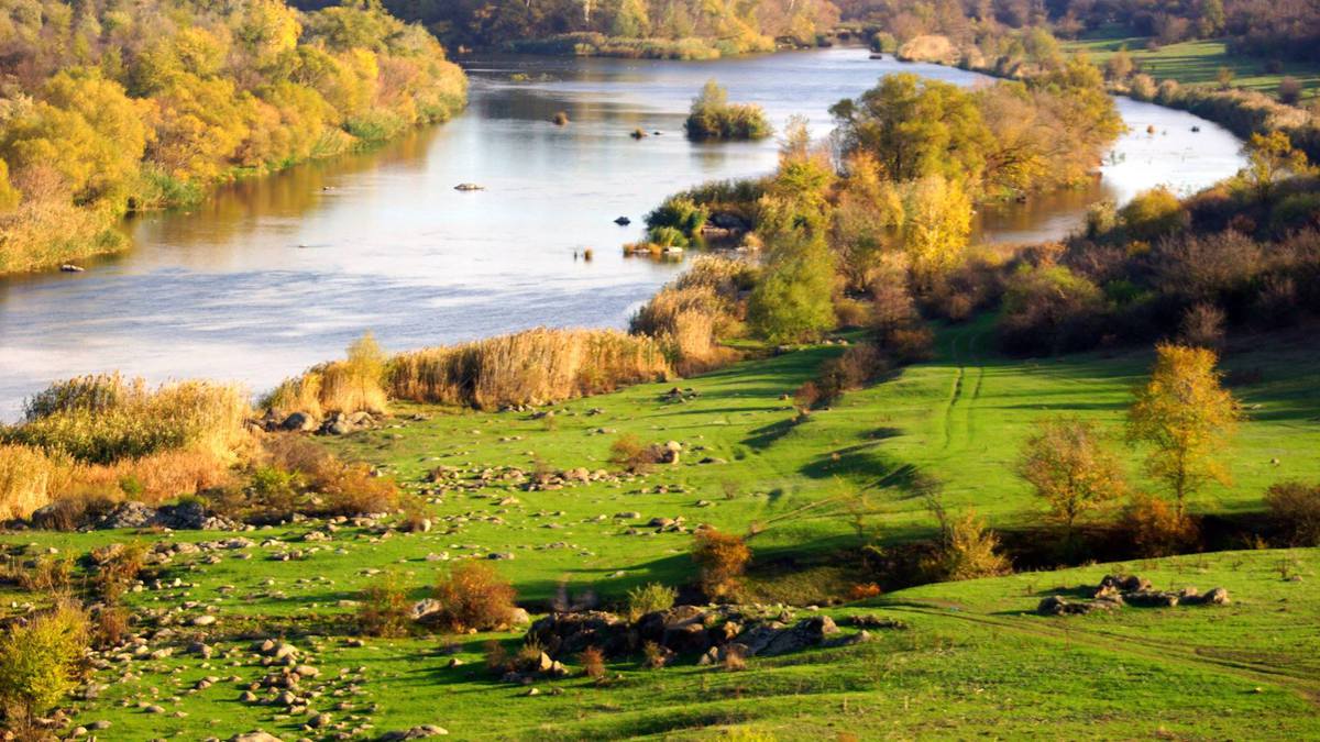 Камушки на берегу.