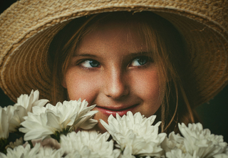 Портрет дівчинки з квітами