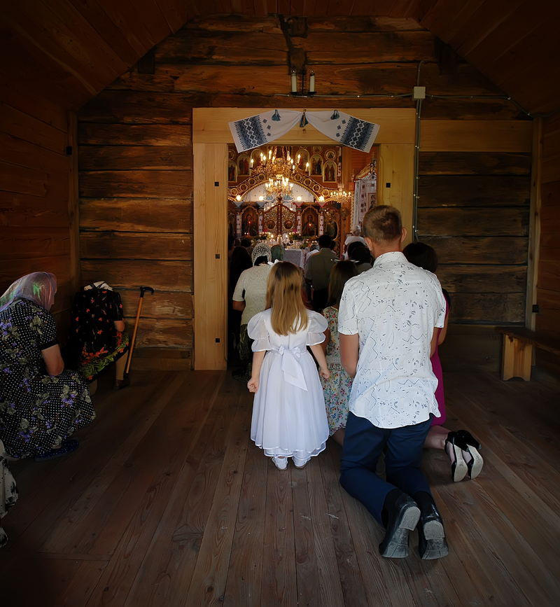 На службе в древнем храме