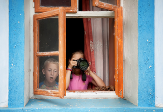 Юная фотохудожница с ассистентом