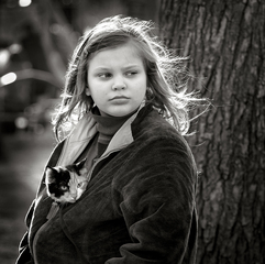 Девочка с котенком