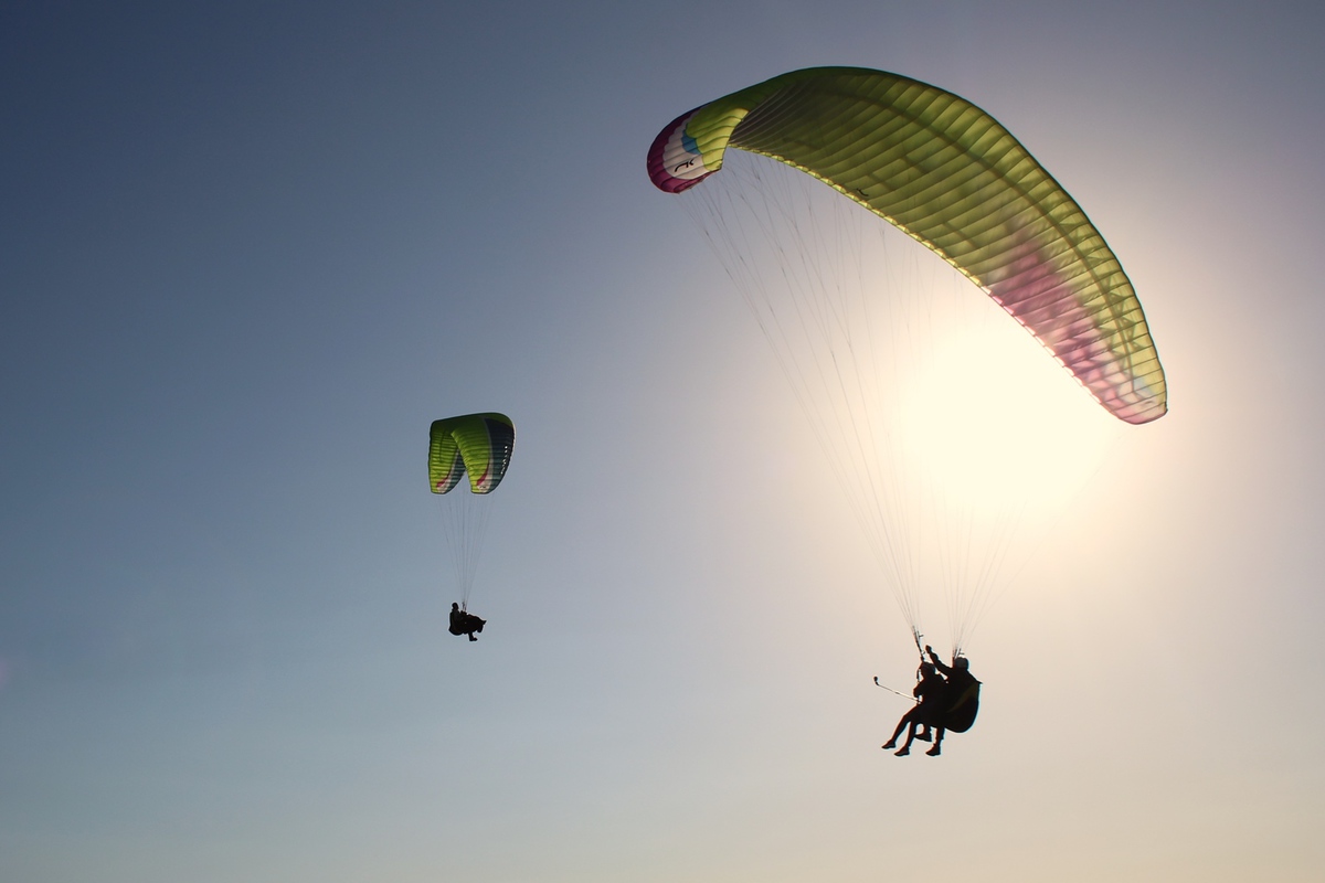 Paraplane pilots in tandem