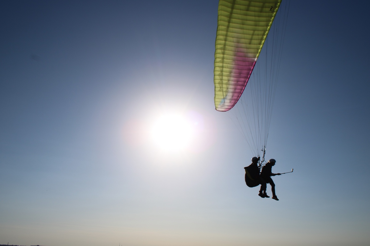 Paraplane pilots in tandem