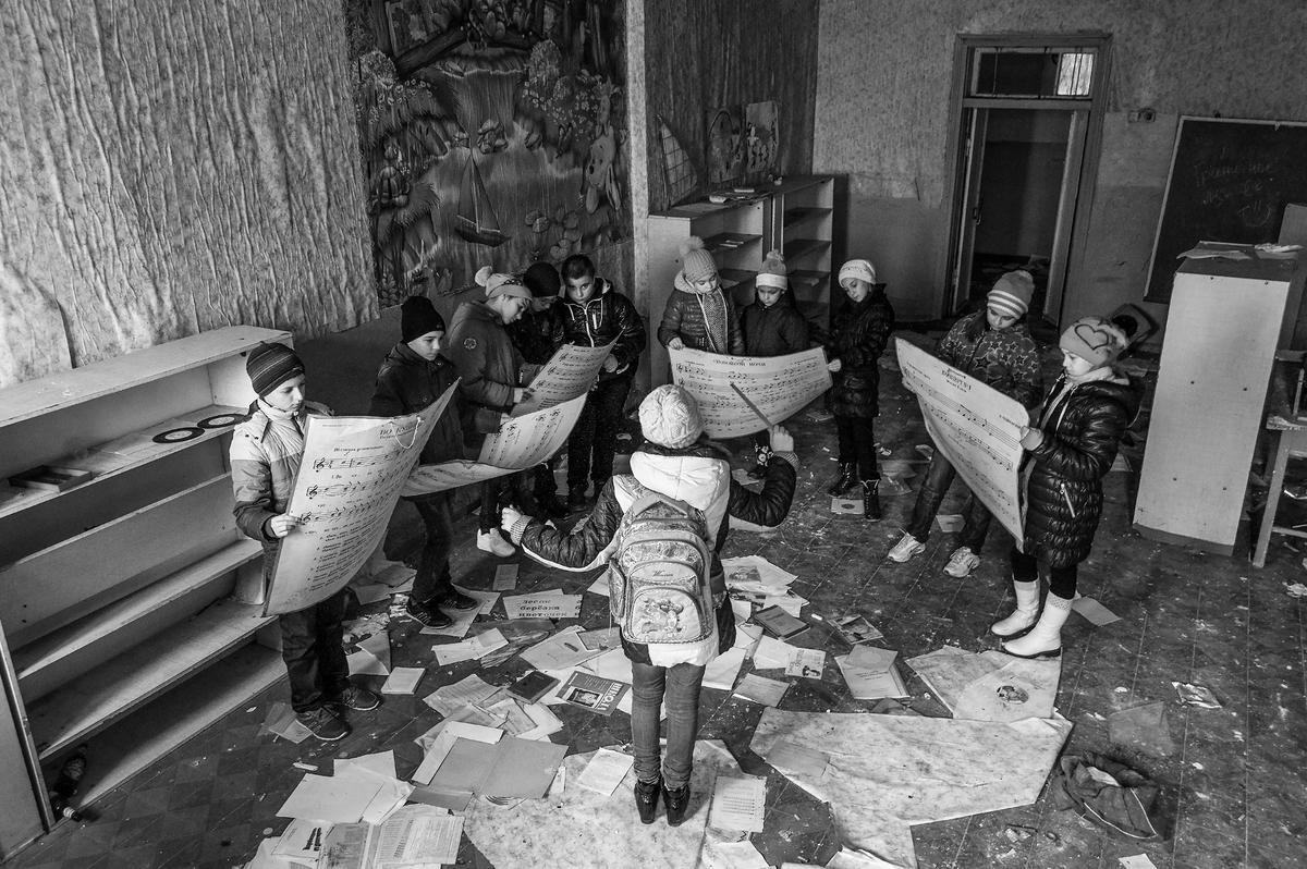 В разбитой школе