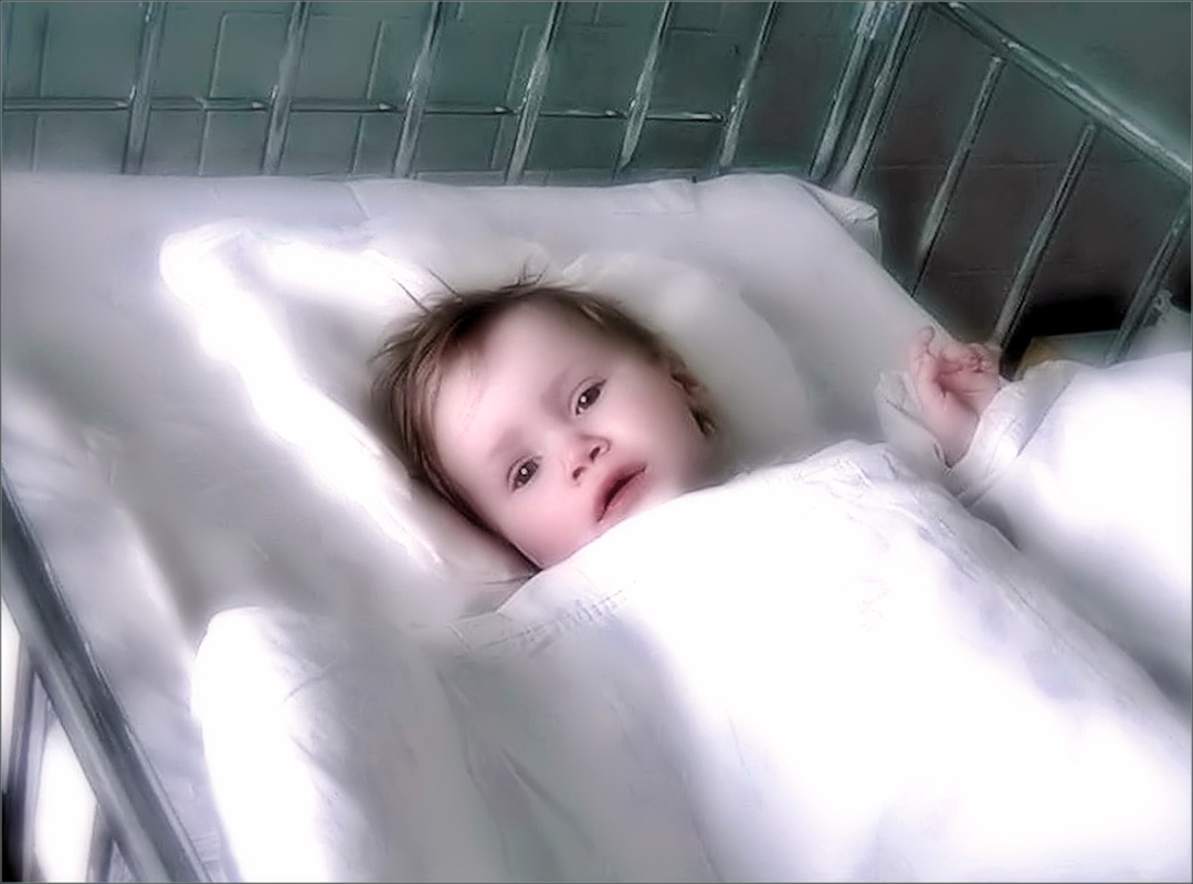 Блиск болю в очах дівчинки.