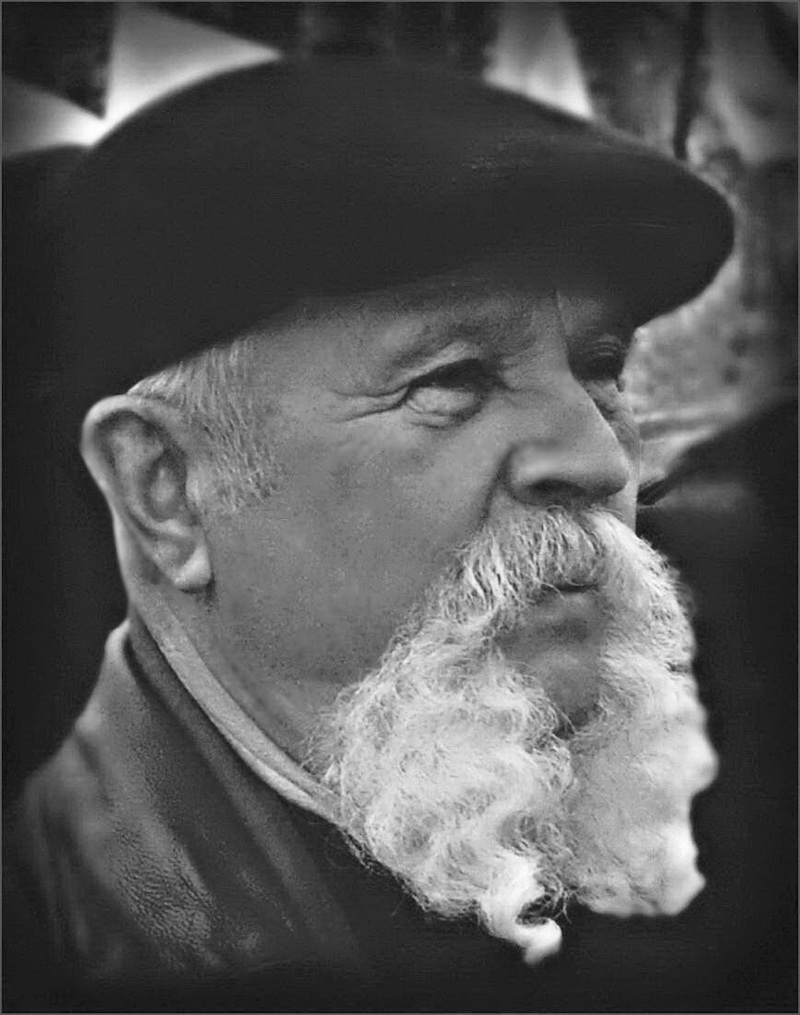 Козацькі вуса в чоловіка. 