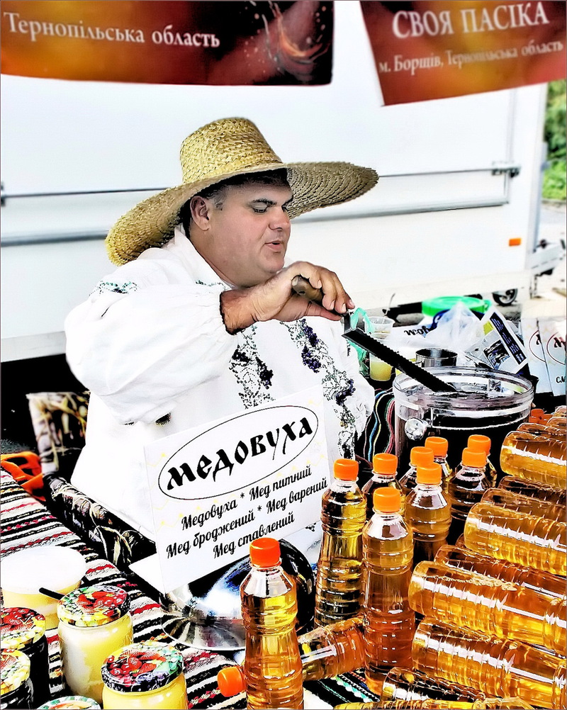 Розмаїття портретних образів.