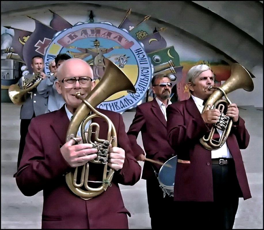 Дують в труби духовики.