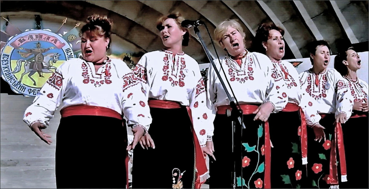 Задушевно співають жінки.