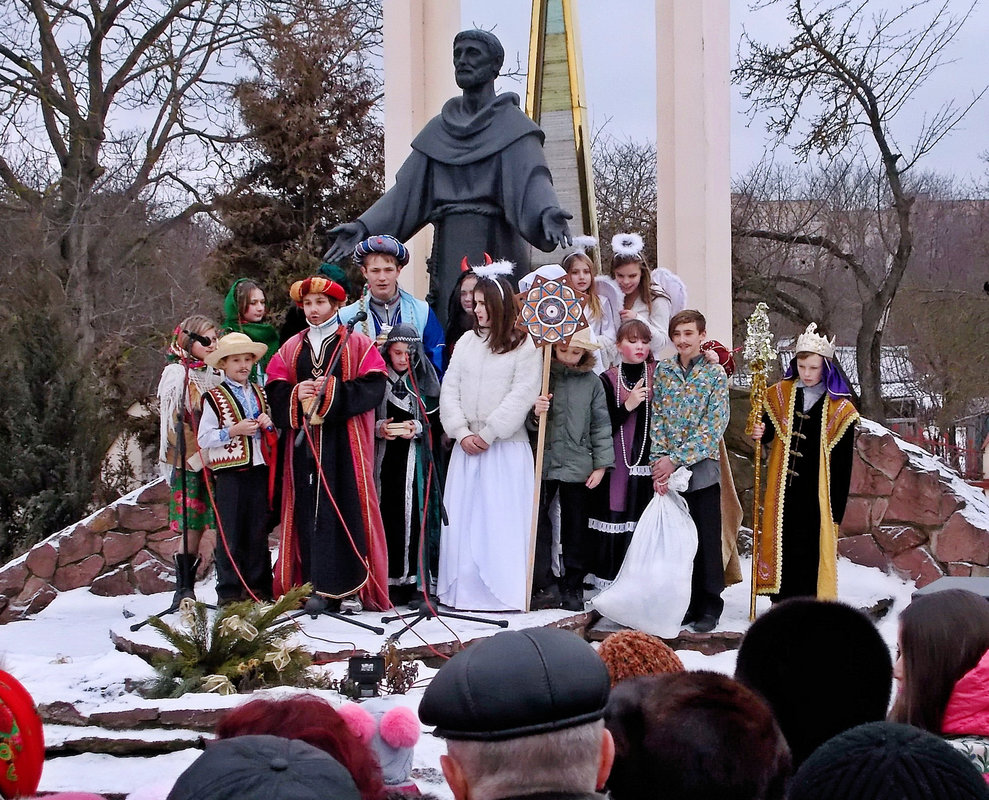 Забавляються колядники.2.