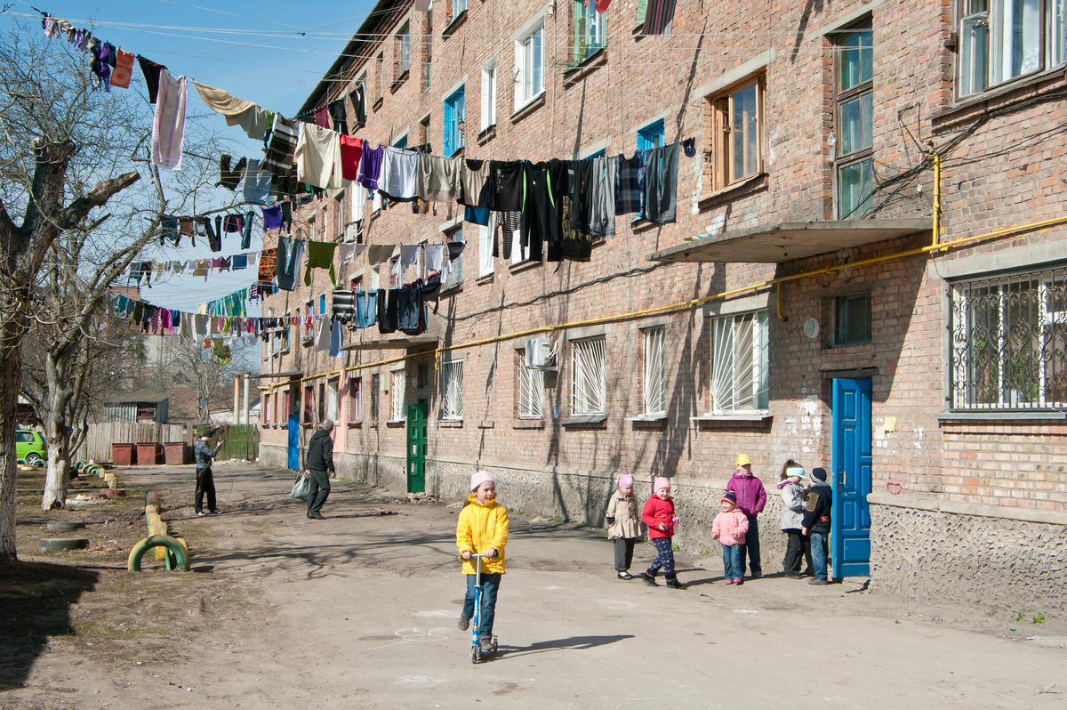 На подвір'ї сімейного гуртожитку
