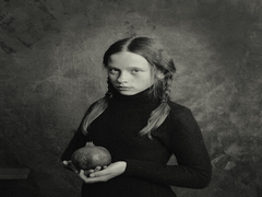 Портрет дівчини з гранатом