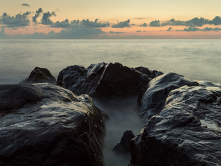 Під захистом великих... (мова йде про маленький камінь по центру)
