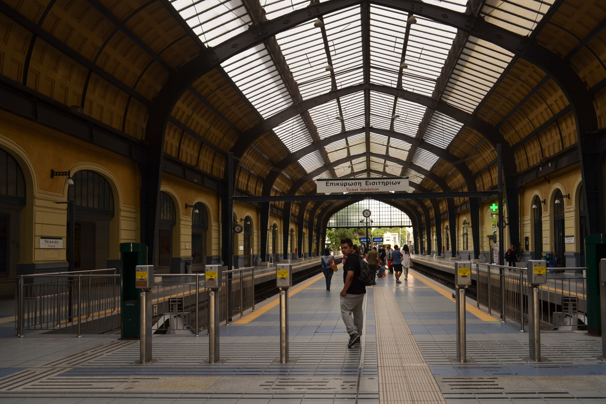 Perspective in Piraeus station LR-0016
