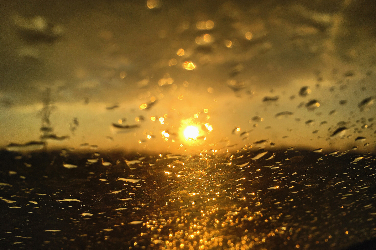 Капли сквозь солнечные лучи...
