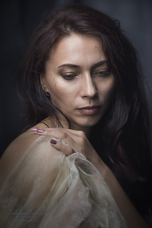 Глаза, опущенные скромно