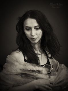 ее глаза с предвестием печали...