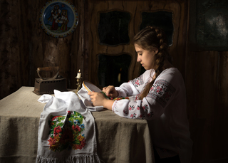 Вишивальниця