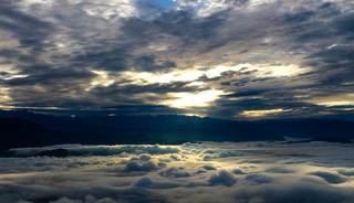 між хмарами