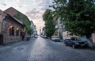 По бруківці