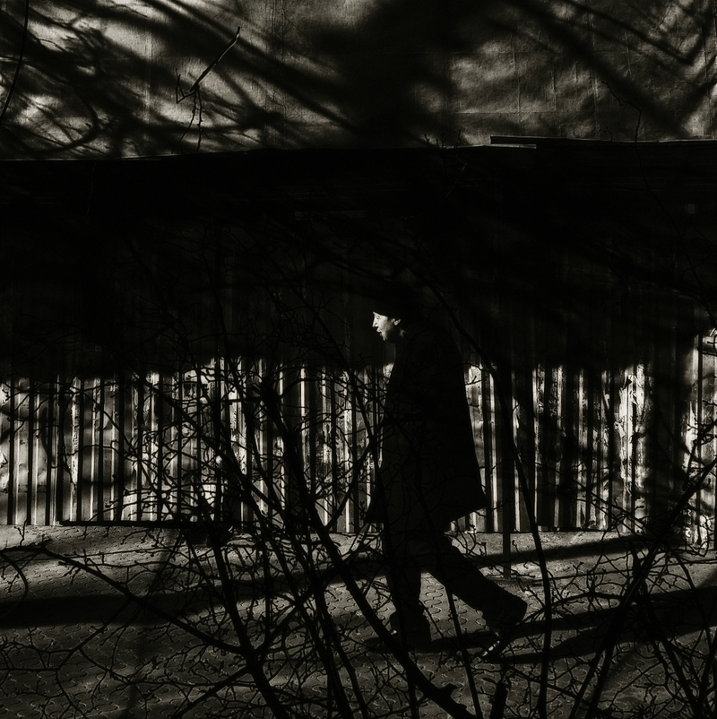 Мужчина, идущий по улице