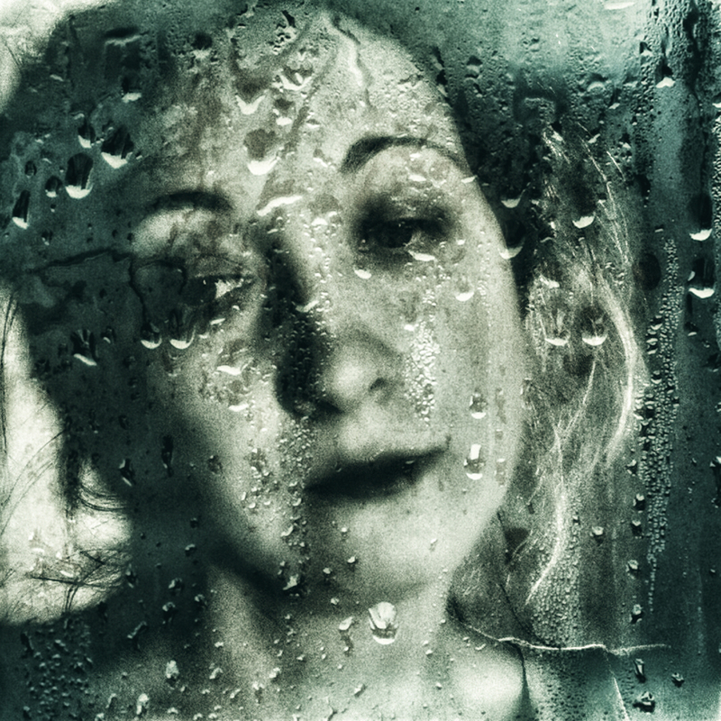 Портрет девушки во время дождя