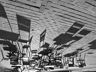 біля літнього кафе