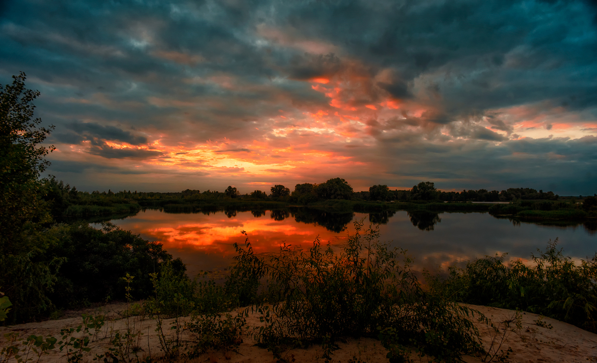 Дніпро у сутінках
