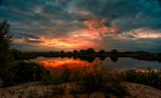 Дніпро у сутінках