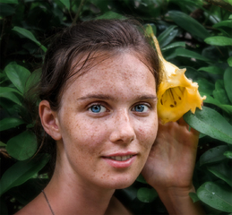 Дівчина з квіткою