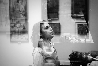 девушка играла на рояле, музыкой своей увлечена