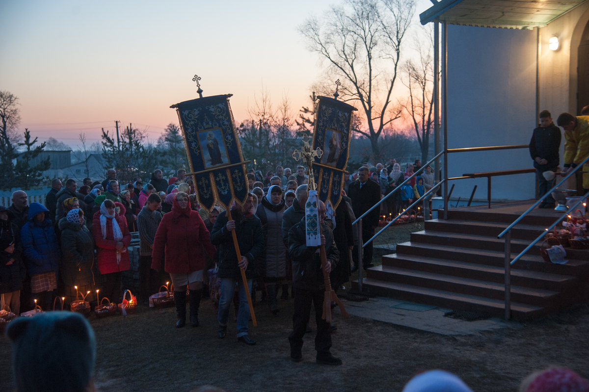 на Великдень