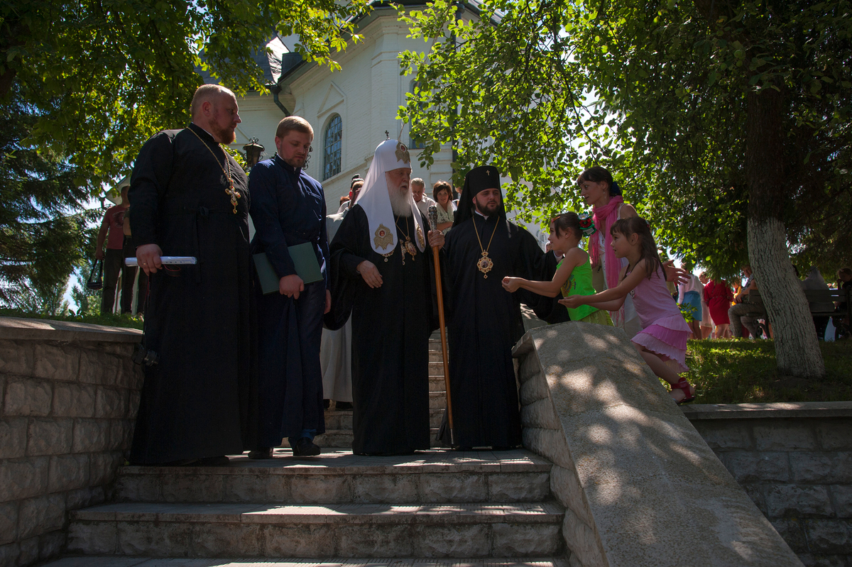 урочиста панахида на Козацьких могилах